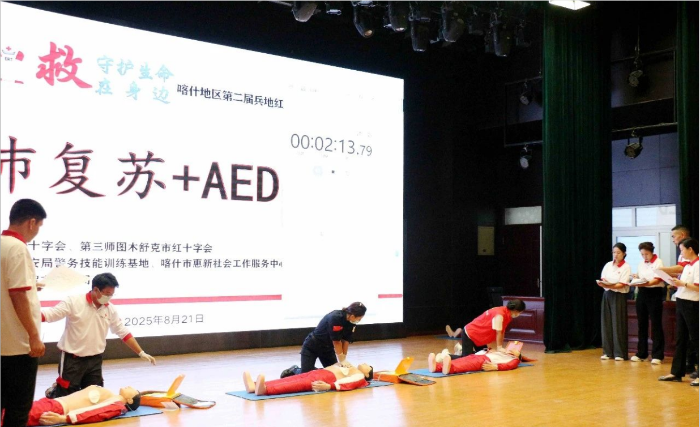 参赛选手进行心肺复苏+AED技能比拼